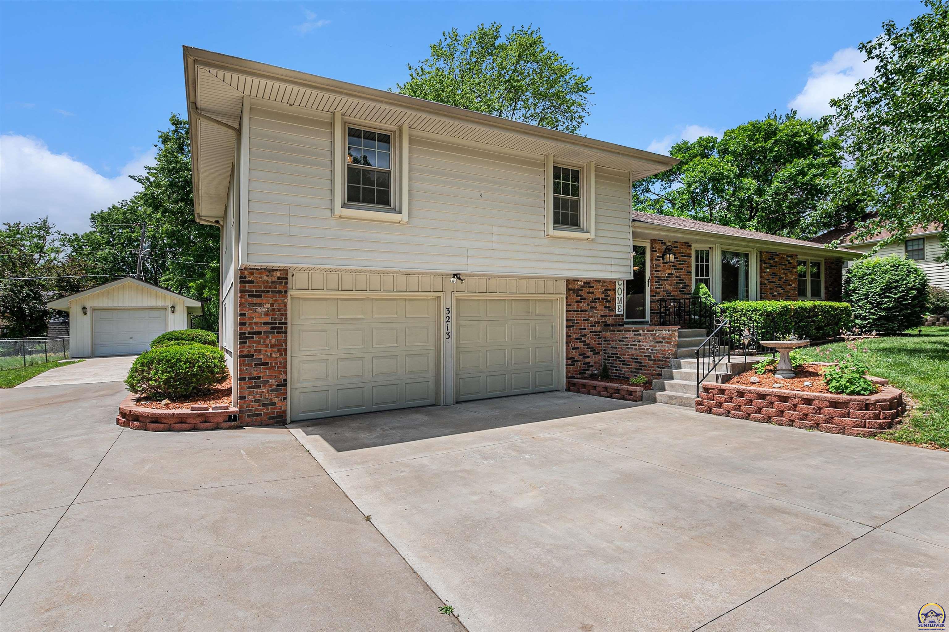 3213 SE Arbor DR