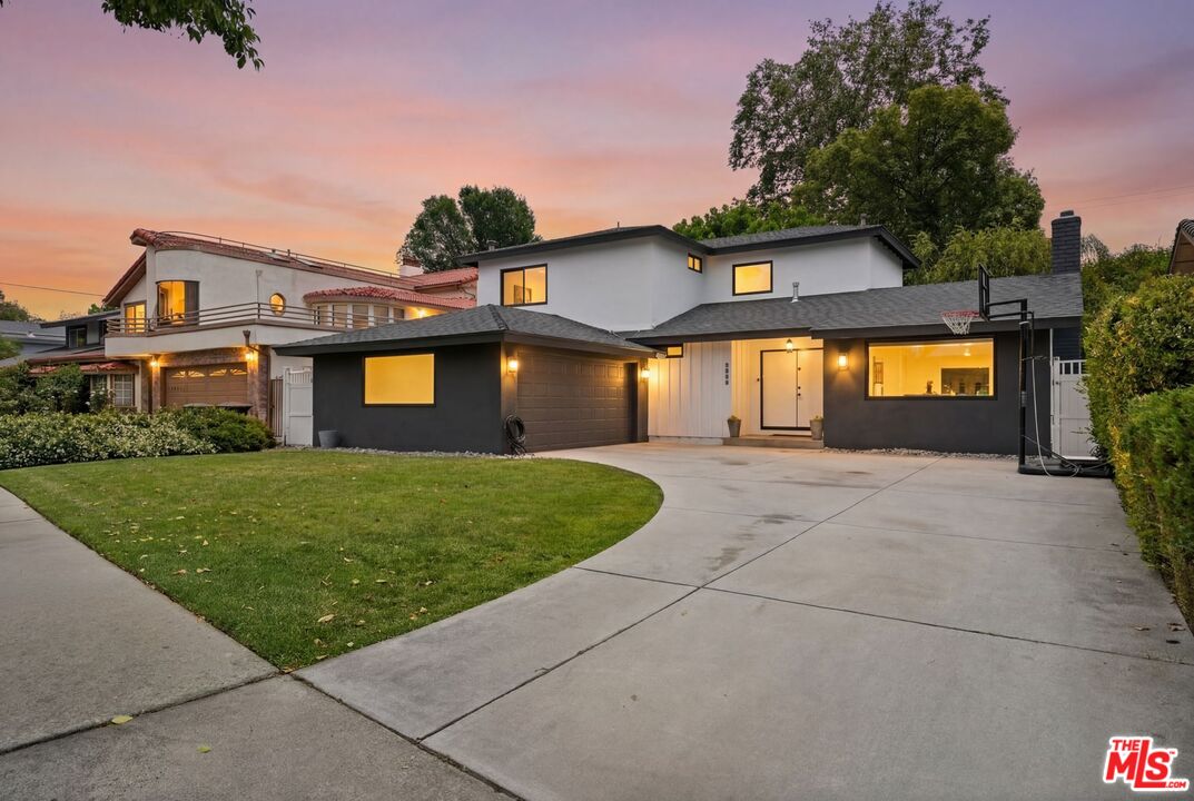 6558 Lasaine Ave