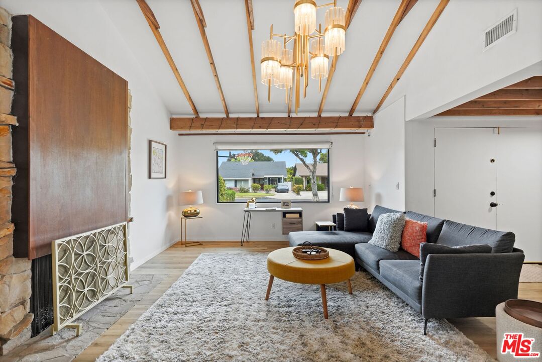 6558 Lasaine Ave