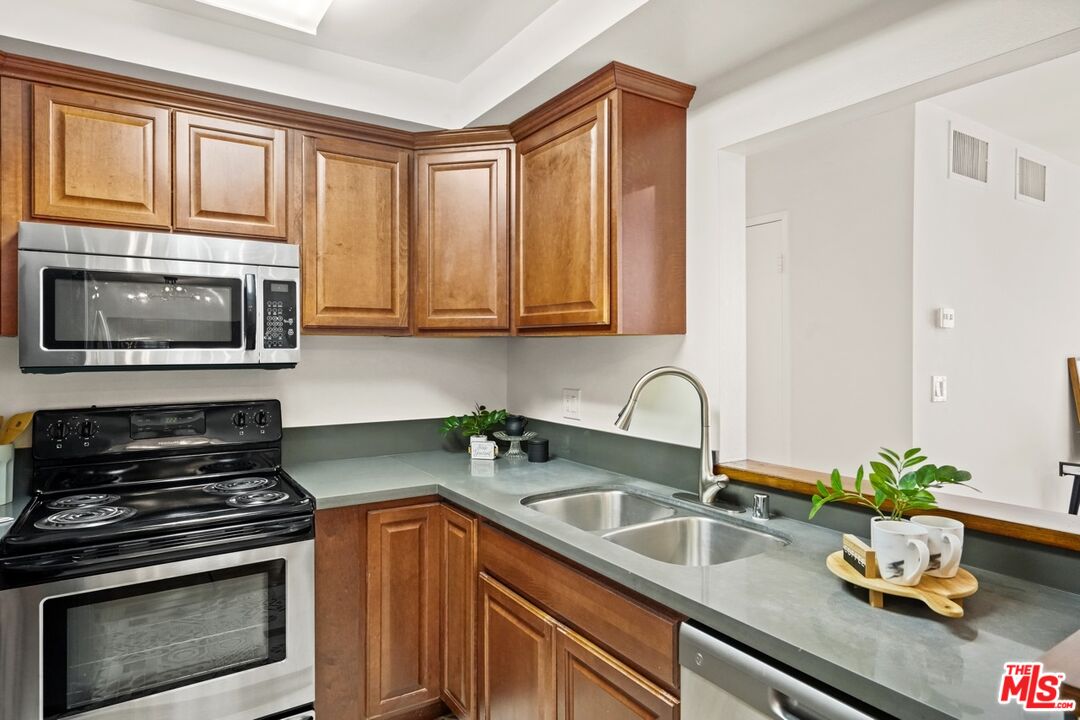 12720 Burbank Blvd Unit: 114