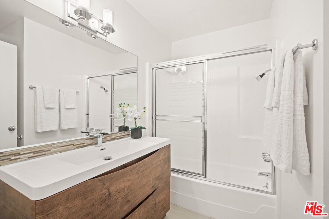 12720 Burbank Blvd Unit: 114