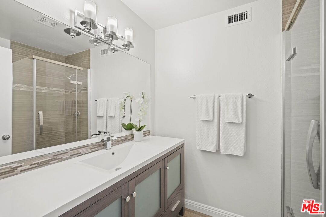 12720 Burbank Blvd Unit: 114