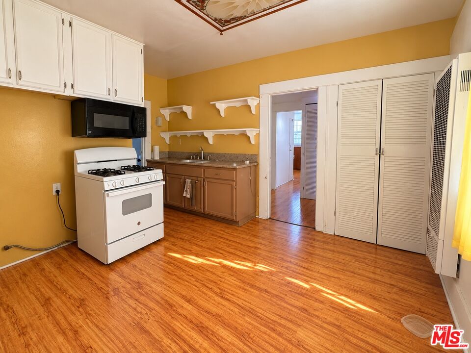 1528 W 36th St