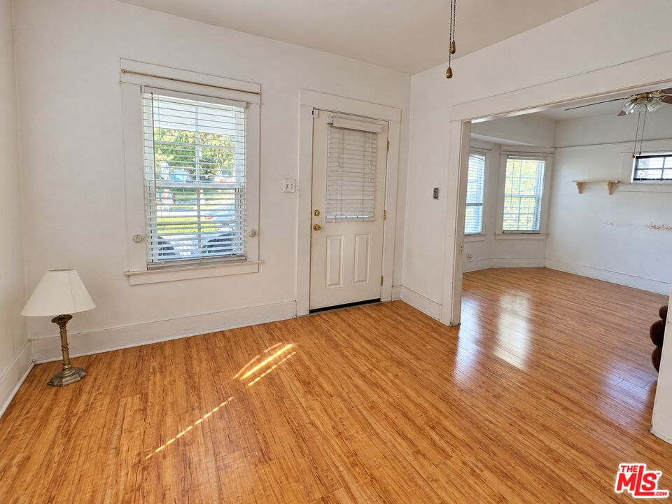 1528 W 36th St