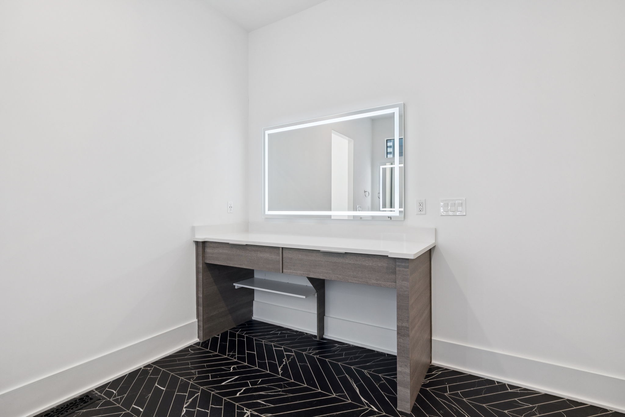 4506B Belmont Park Ter