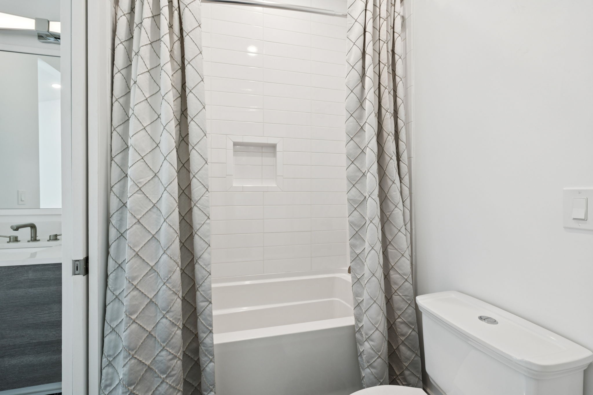 4506B Belmont Park Ter