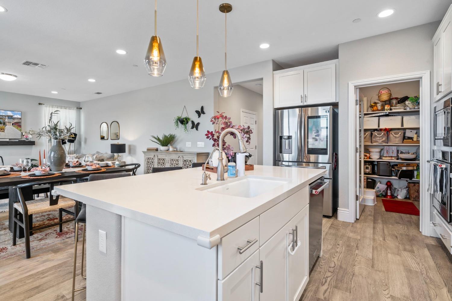 1927 S Bloembergen Lane