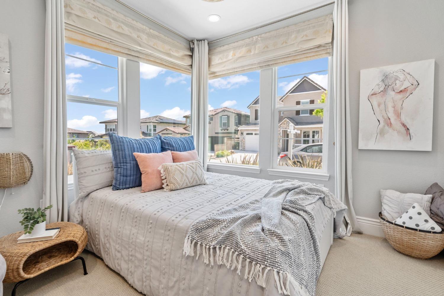 1927 S Bloembergen Lane