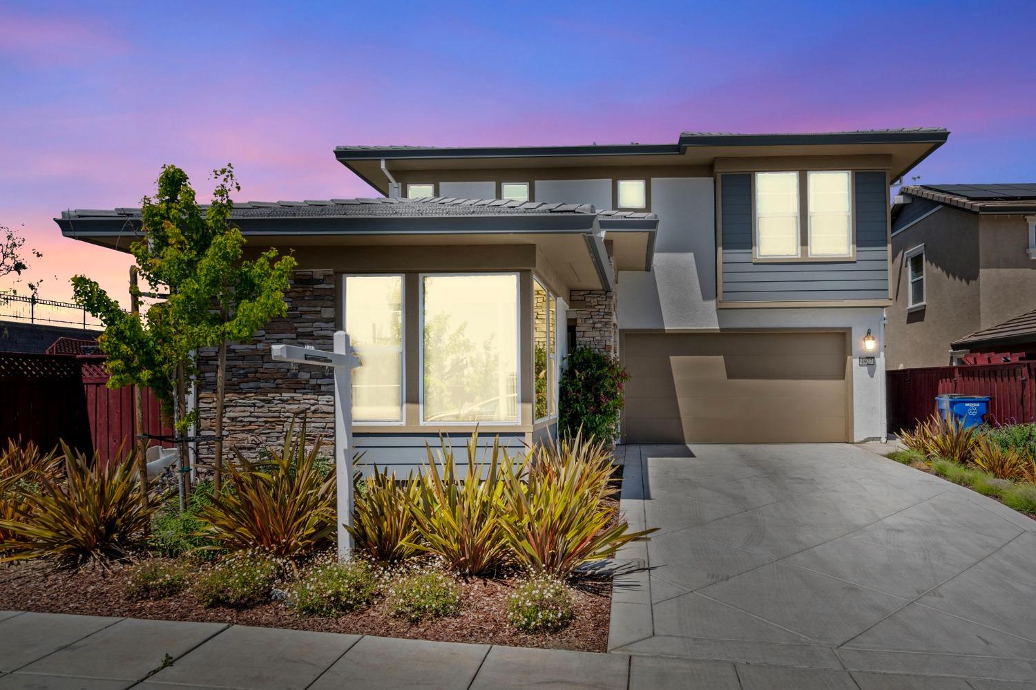 1927 S Bloembergen Lane