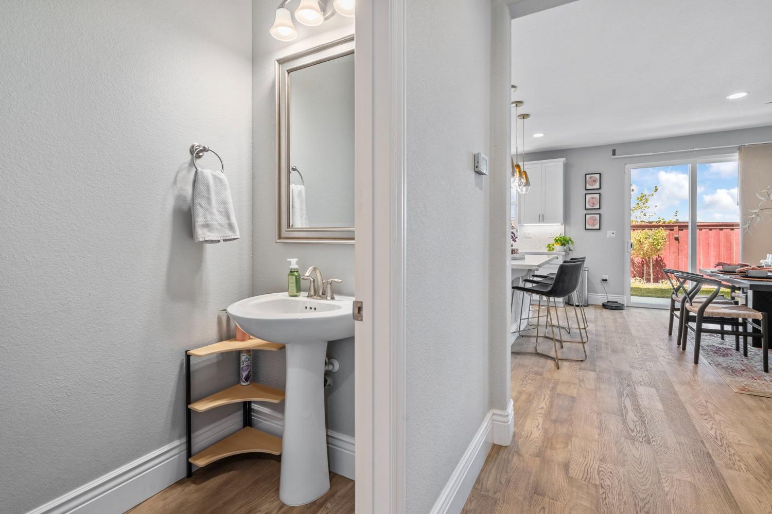 1927 S Bloembergen Lane