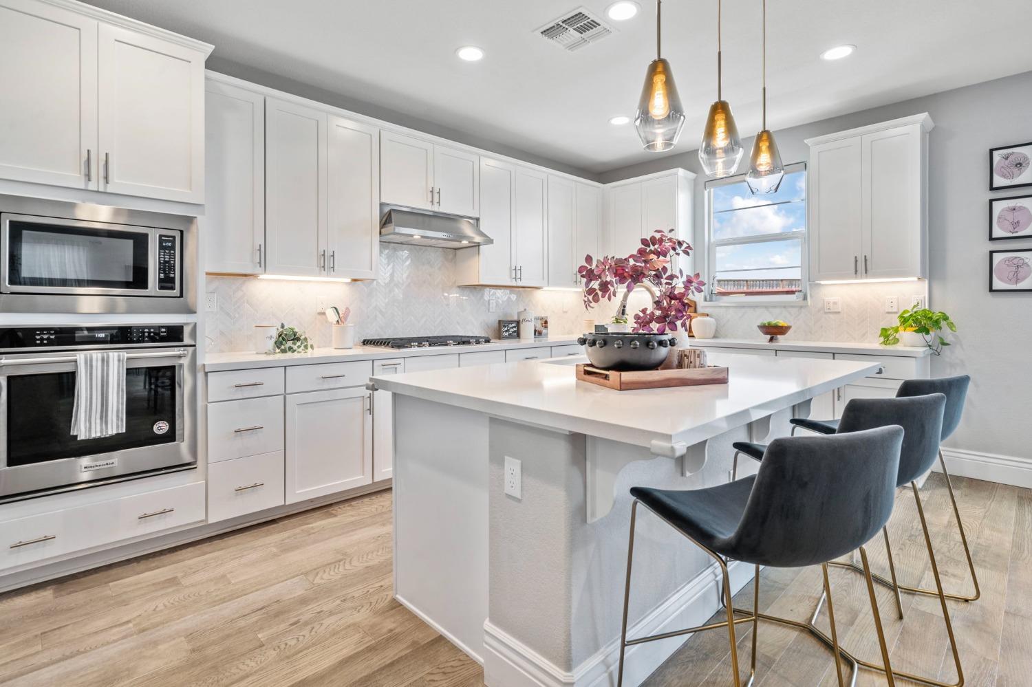 1927 S Bloembergen Lane