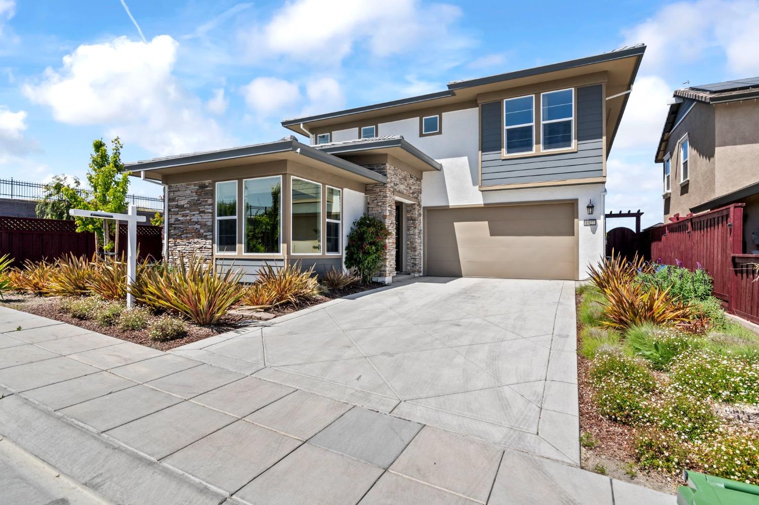 1927 S Bloembergen Lane