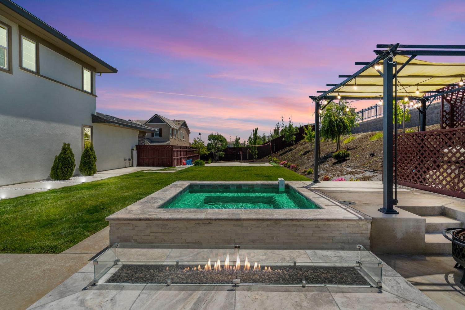 1927 S Bloembergen Lane