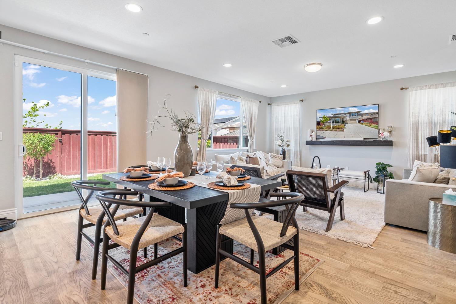 1927 S Bloembergen Lane