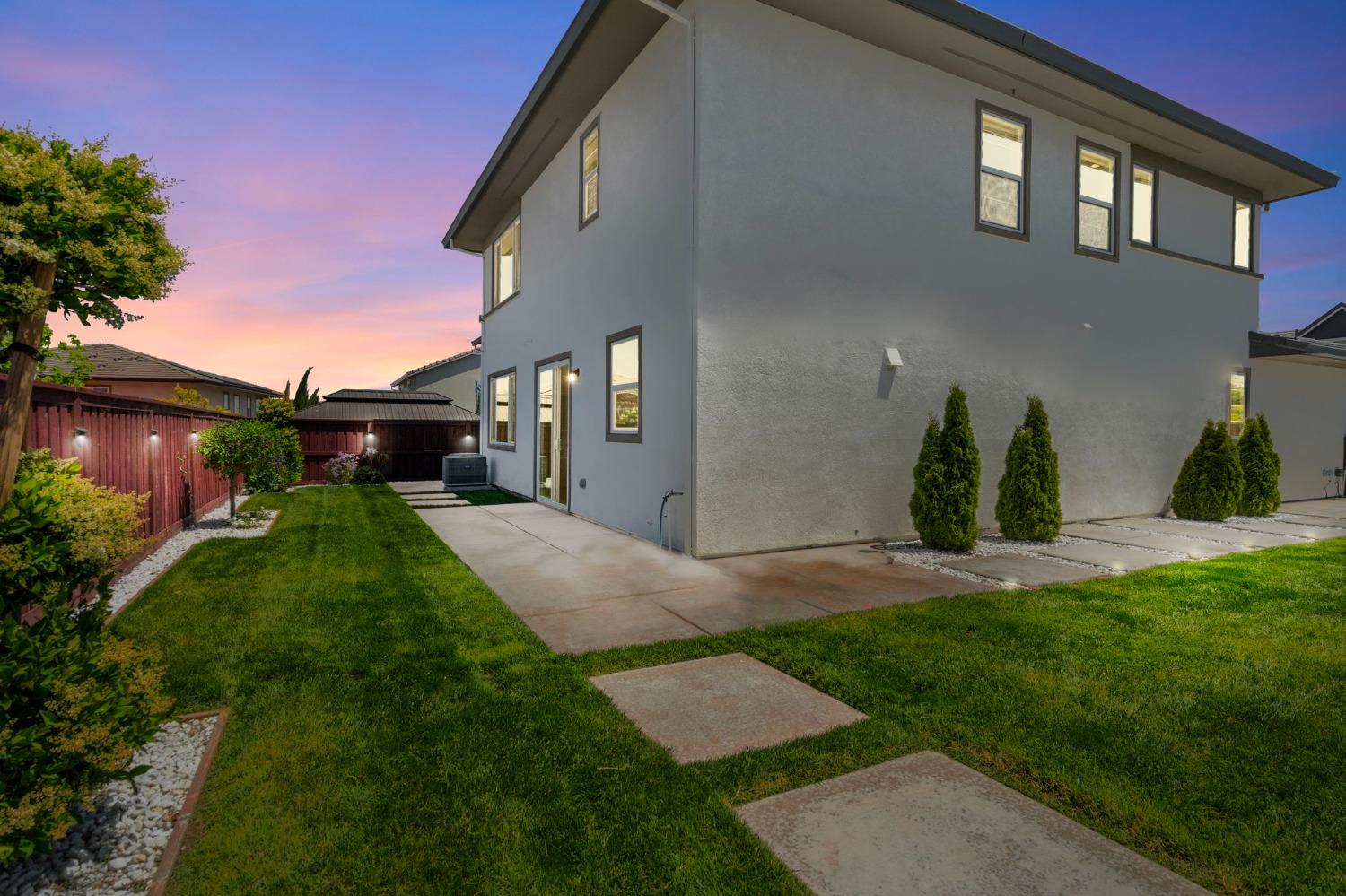 1927 S Bloembergen Lane