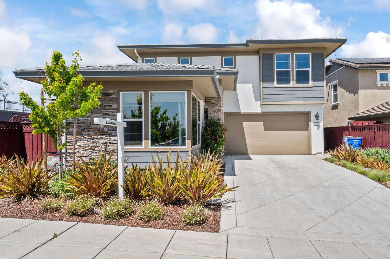 1927 S Bloembergen Lane