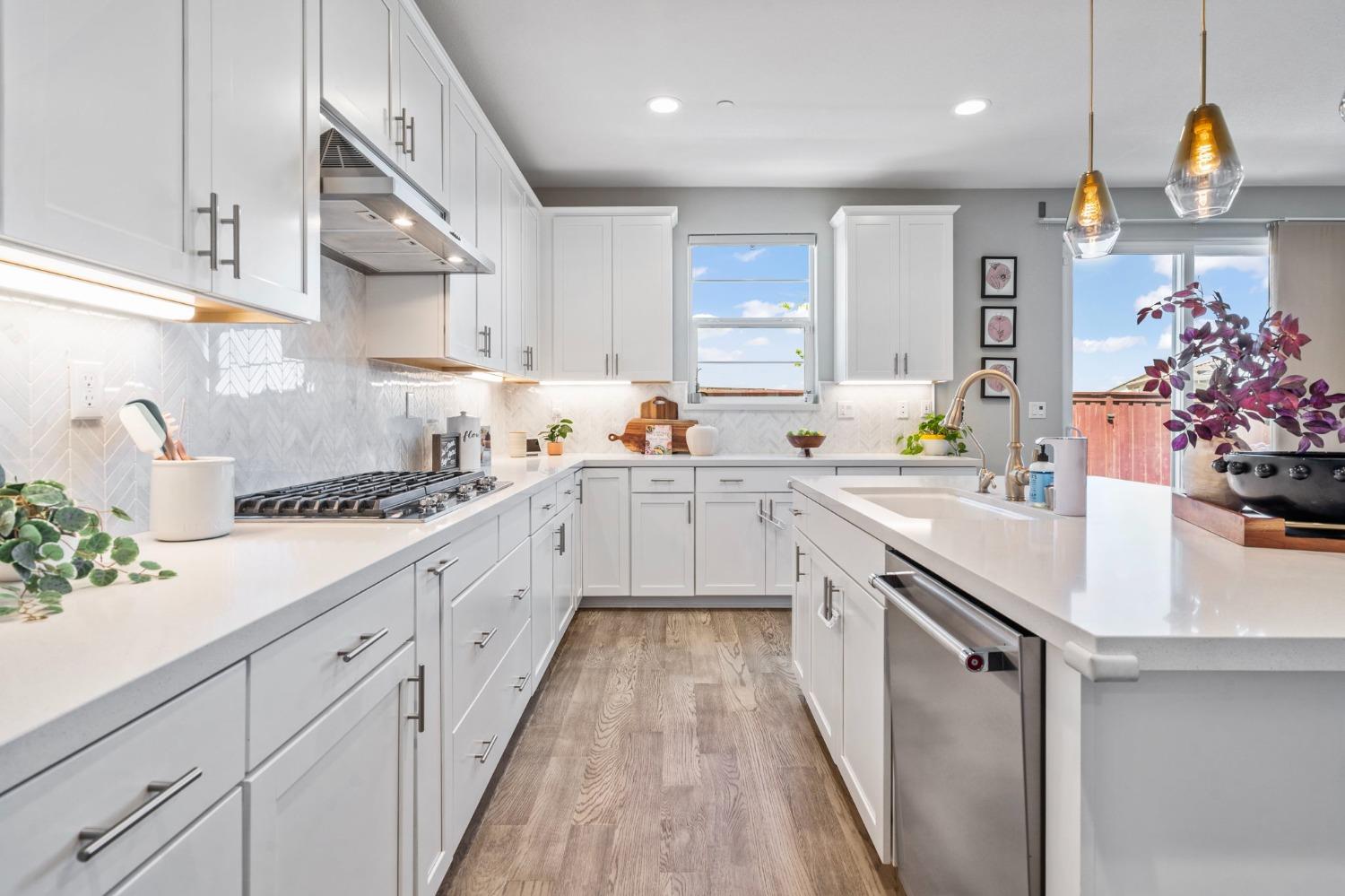 1927 S Bloembergen Lane