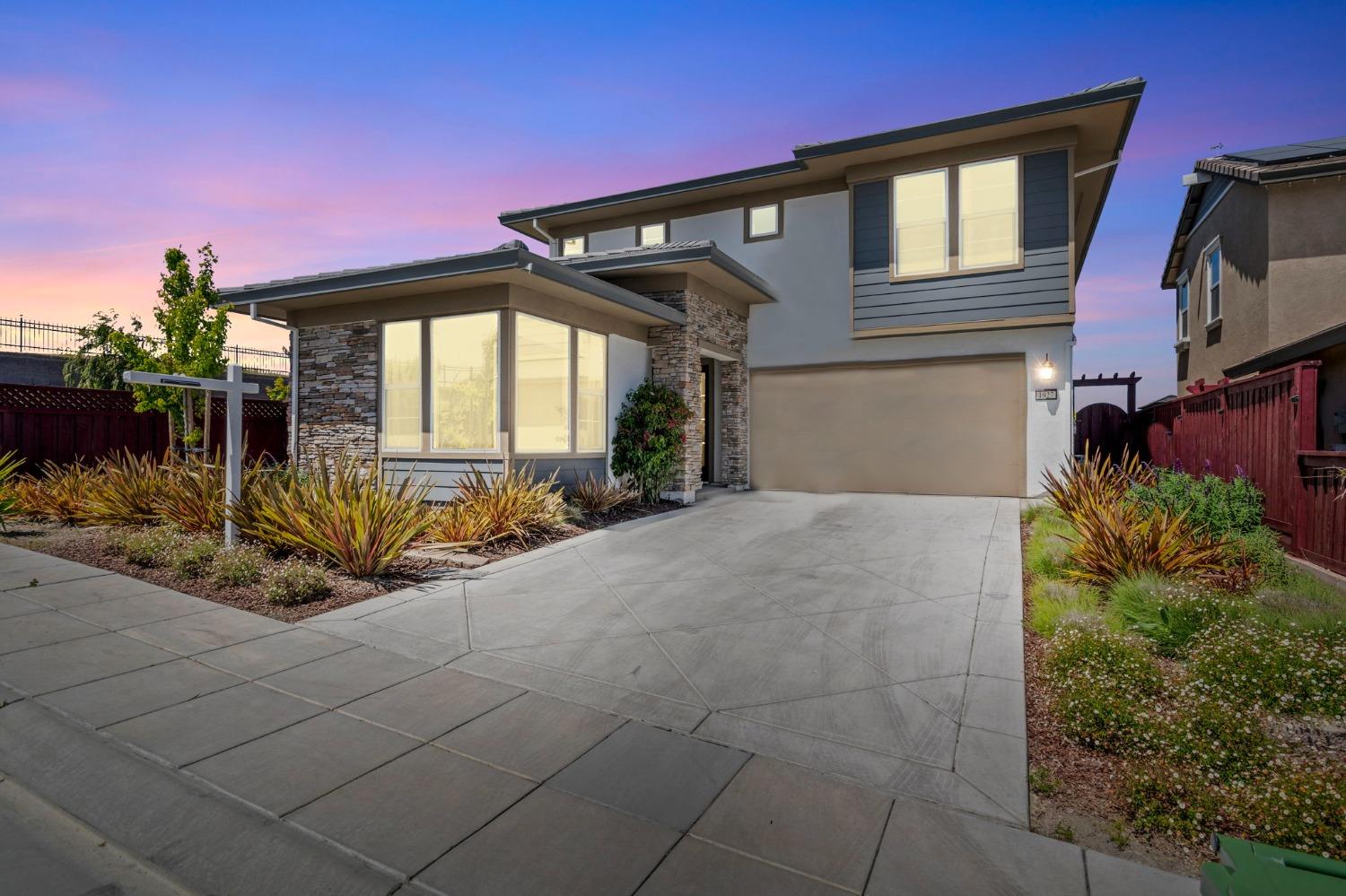 1927 S Bloembergen Lane