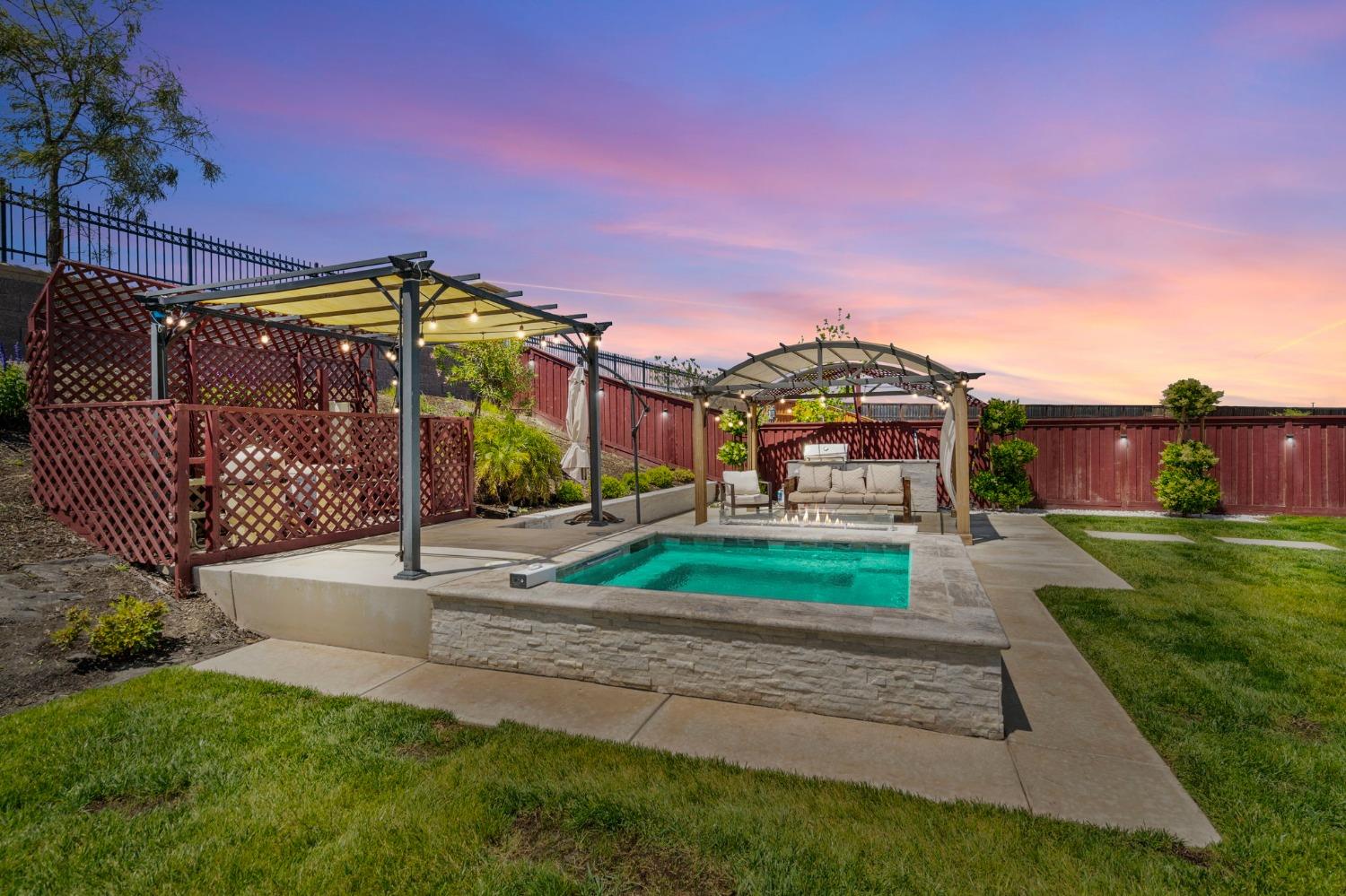 1927 S Bloembergen Lane