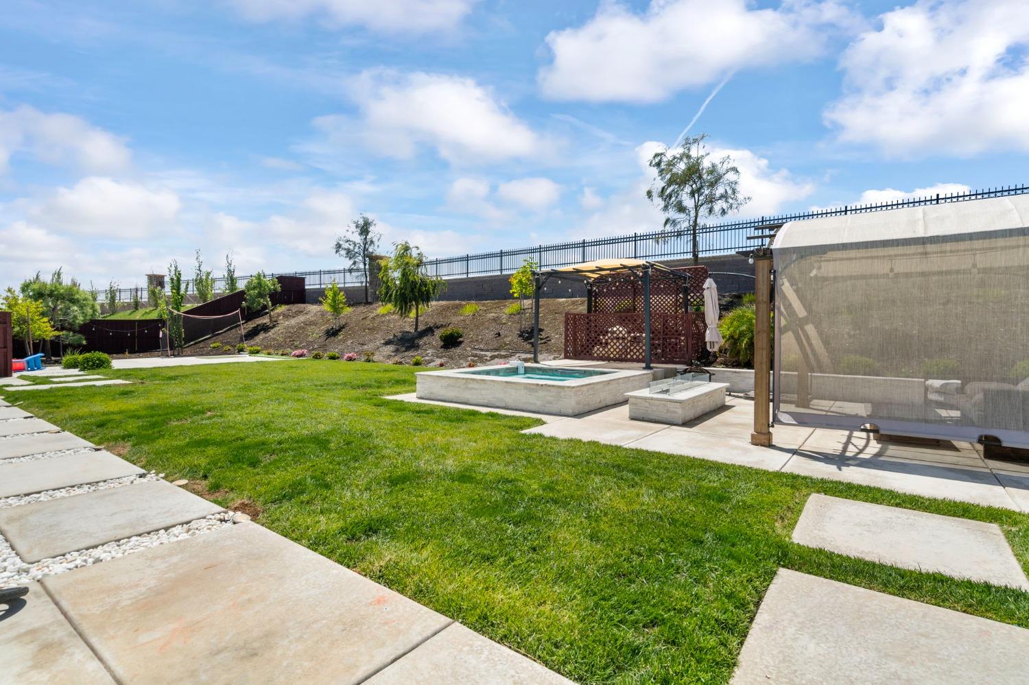 1927 S Bloembergen Lane