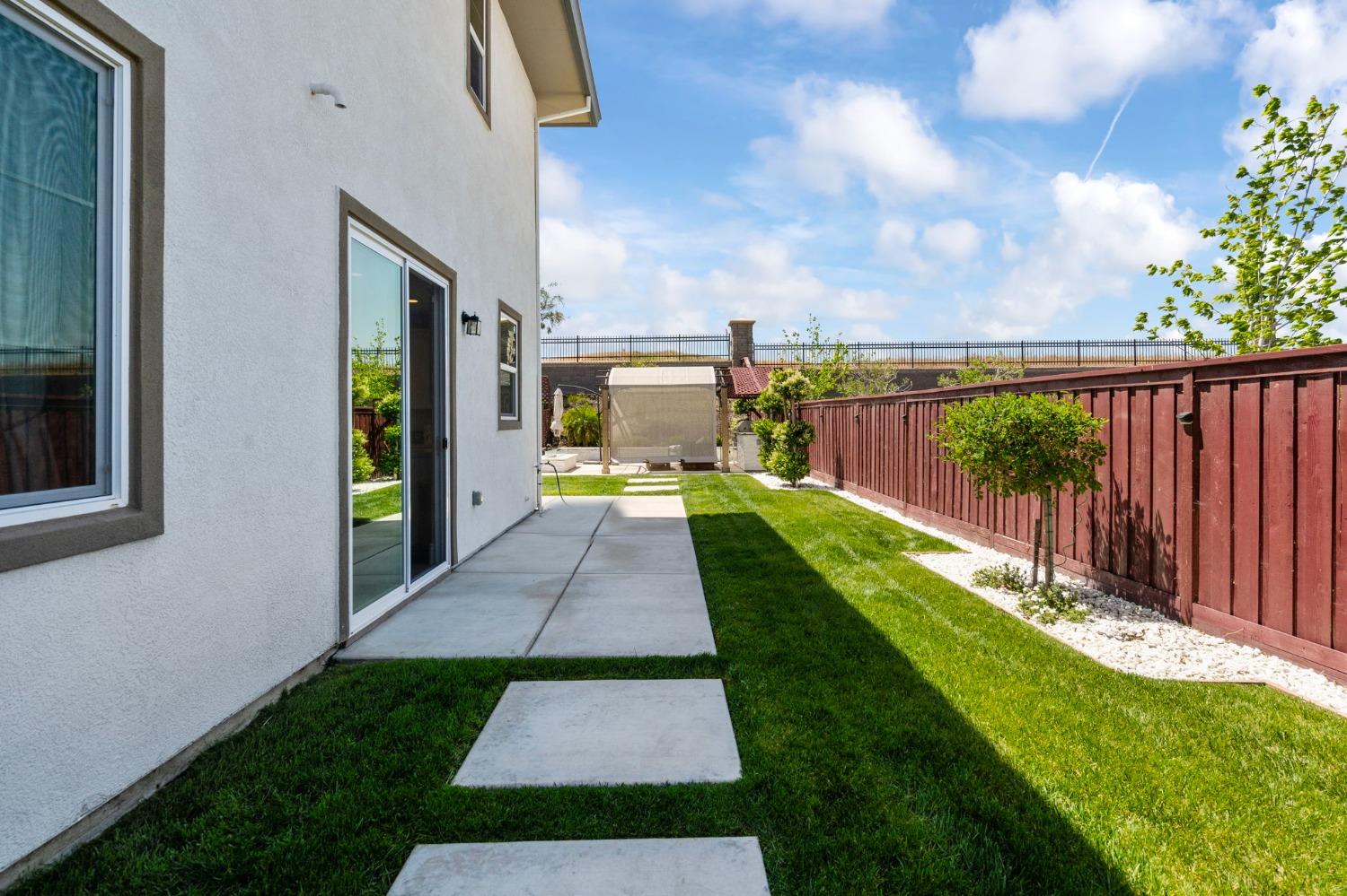 1927 S Bloembergen Lane