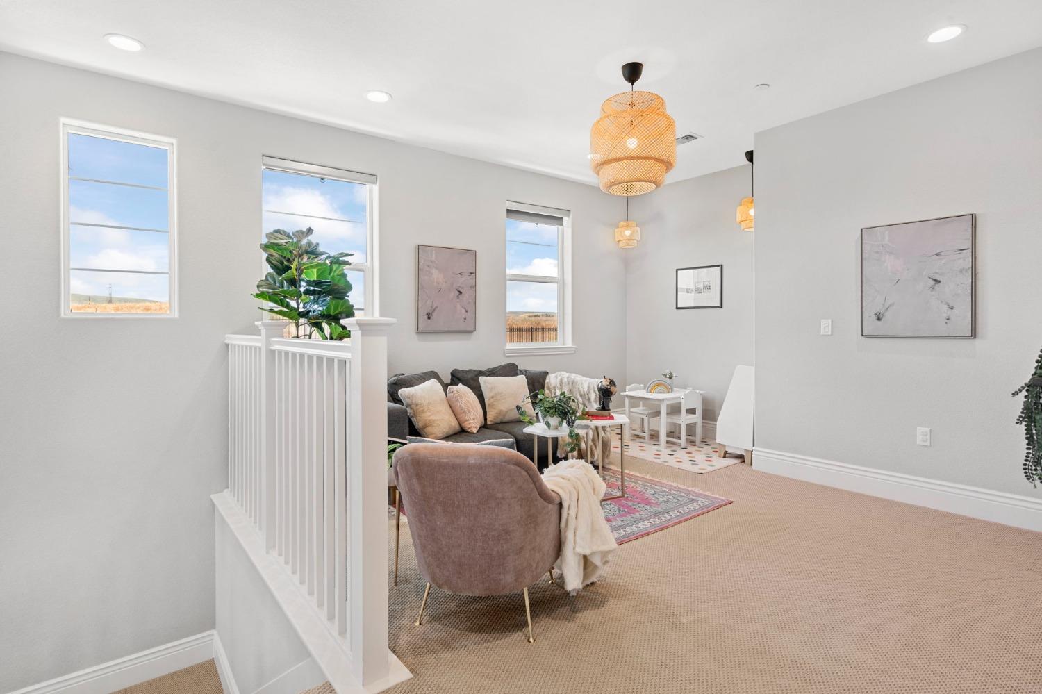 1927 S Bloembergen Lane