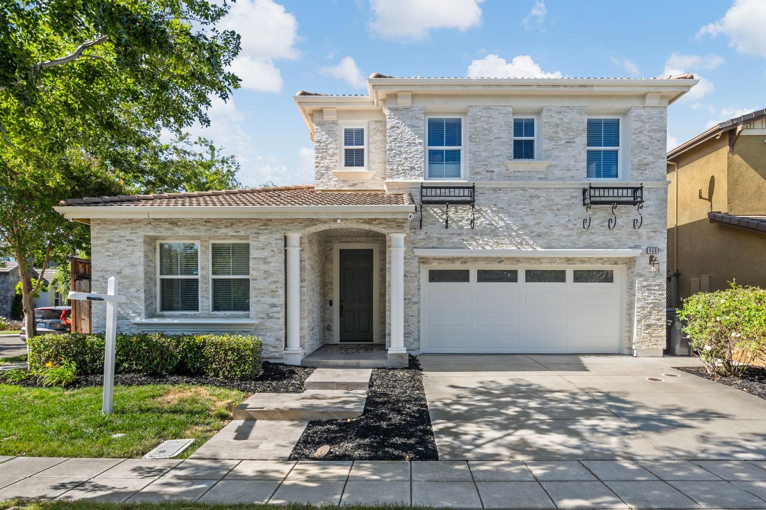 450 W Bonaventure Avenue