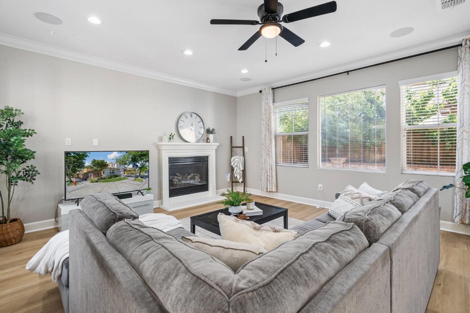 450 W Bonaventure Avenue