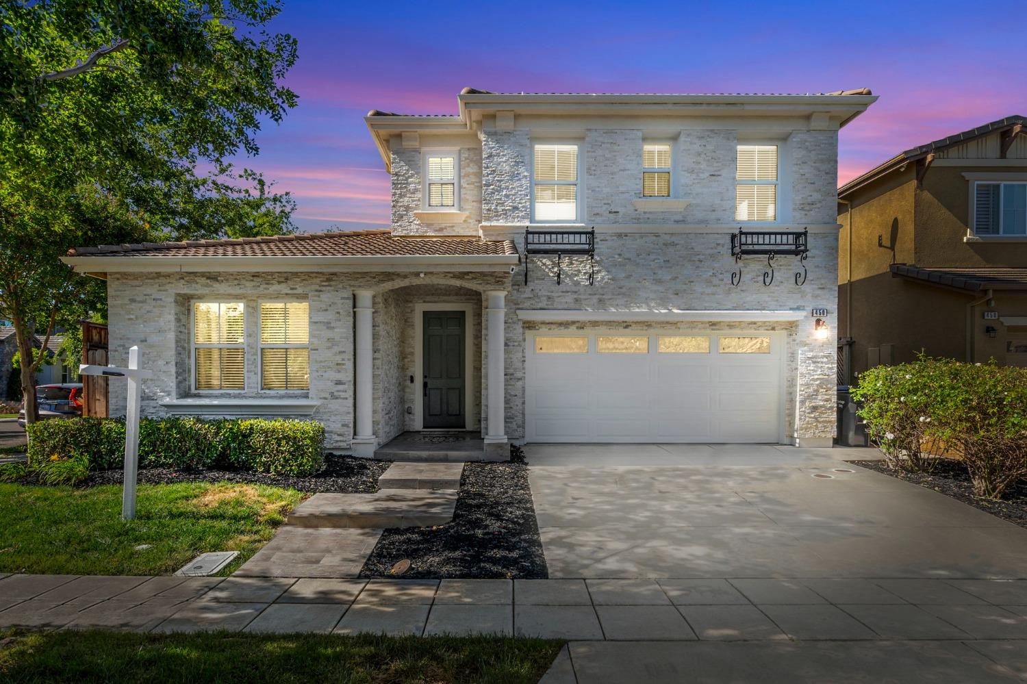 450 W Bonaventure Avenue