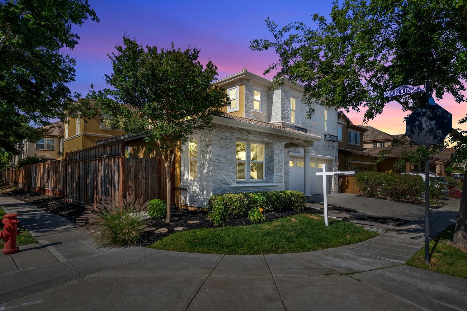 450 W Bonaventure Avenue