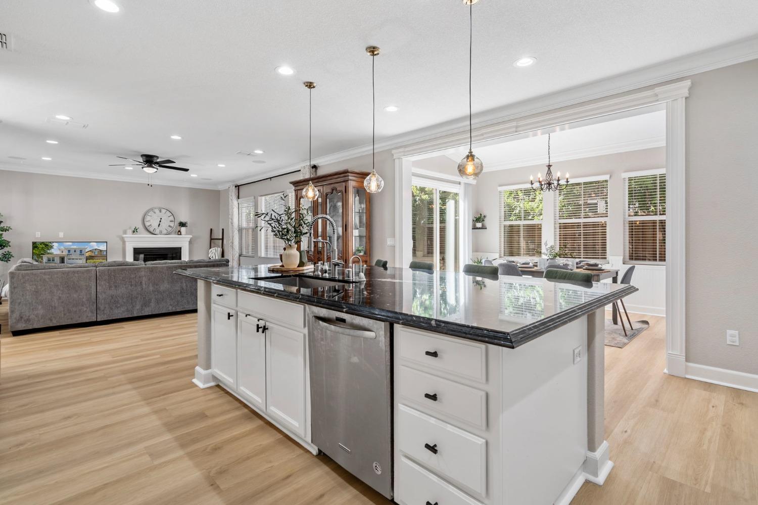 450 W Bonaventure Avenue