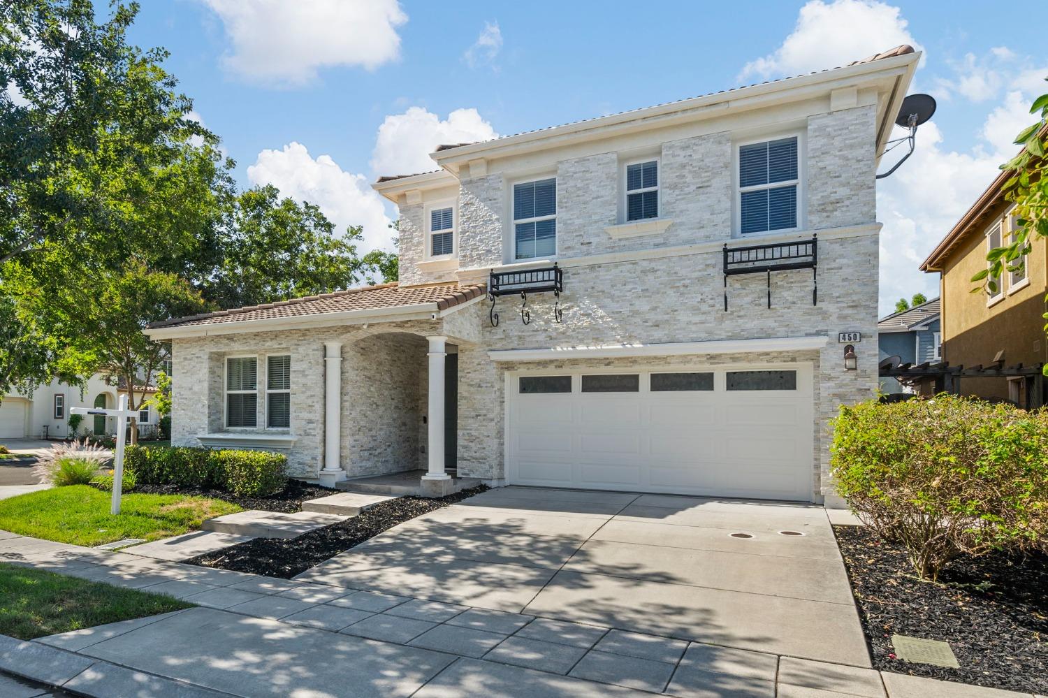 450 W Bonaventure Avenue