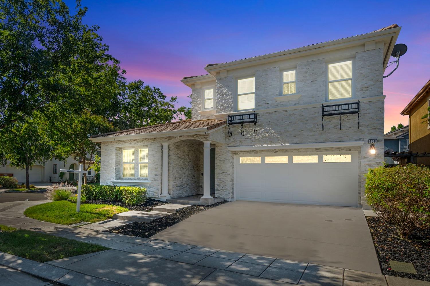 450 W Bonaventure Avenue