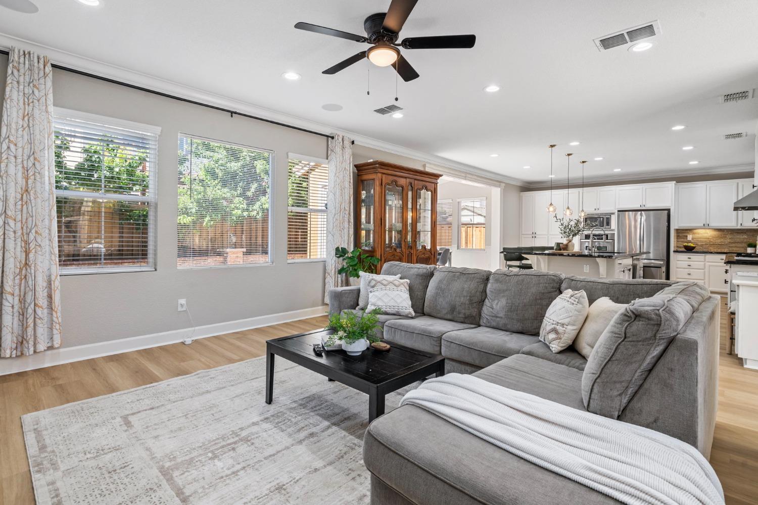 450 W Bonaventure Avenue