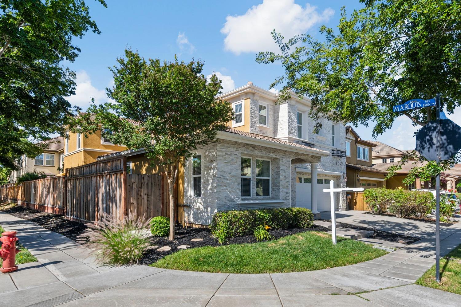 450 W Bonaventure Avenue