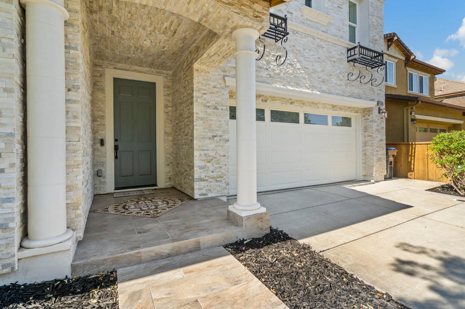 450 W Bonaventure Avenue