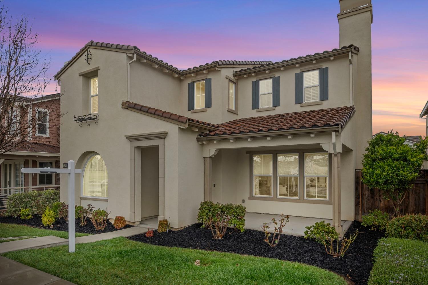 1186 S Vecindad Street