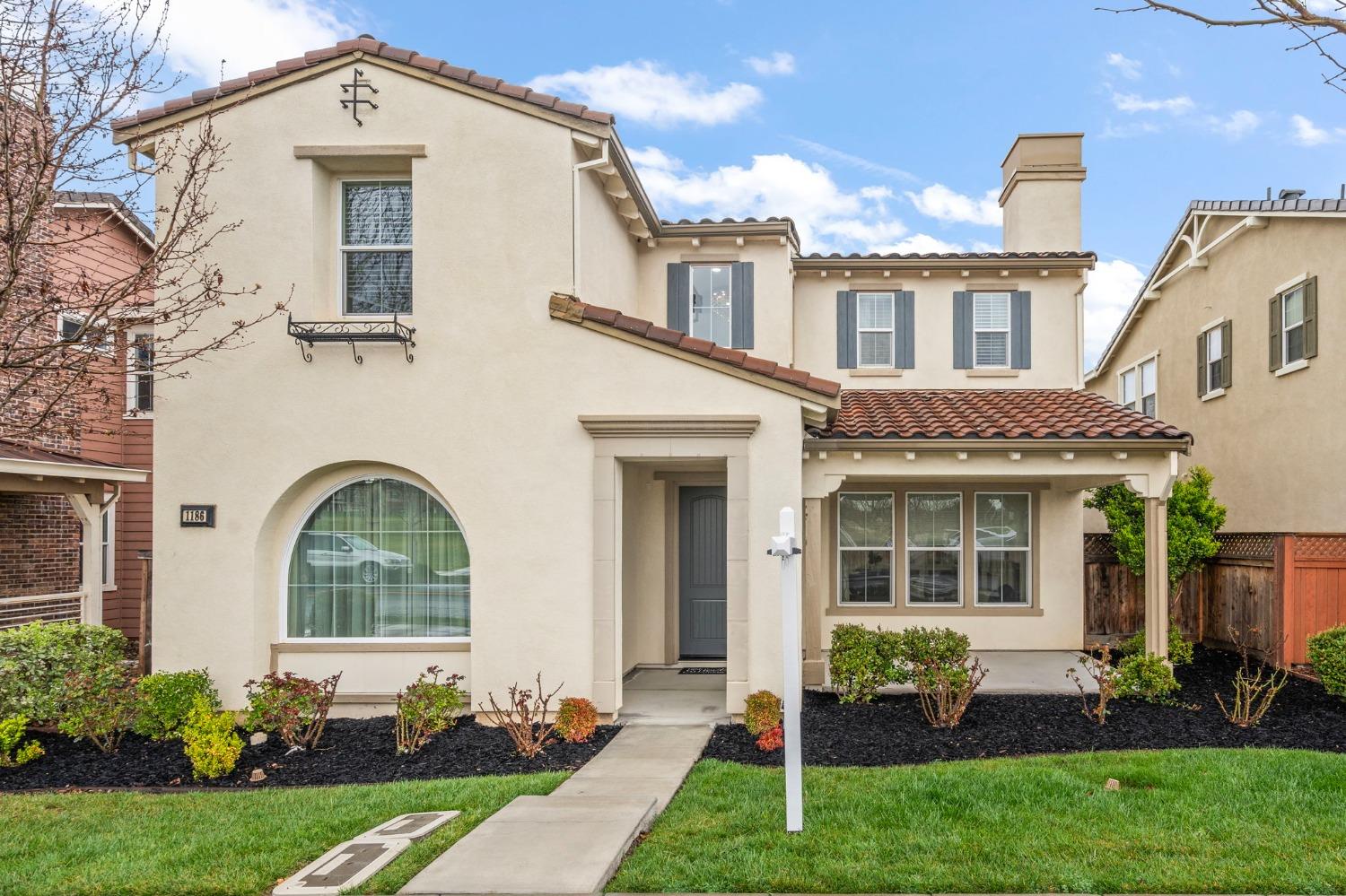 1186 S Vecindad Street