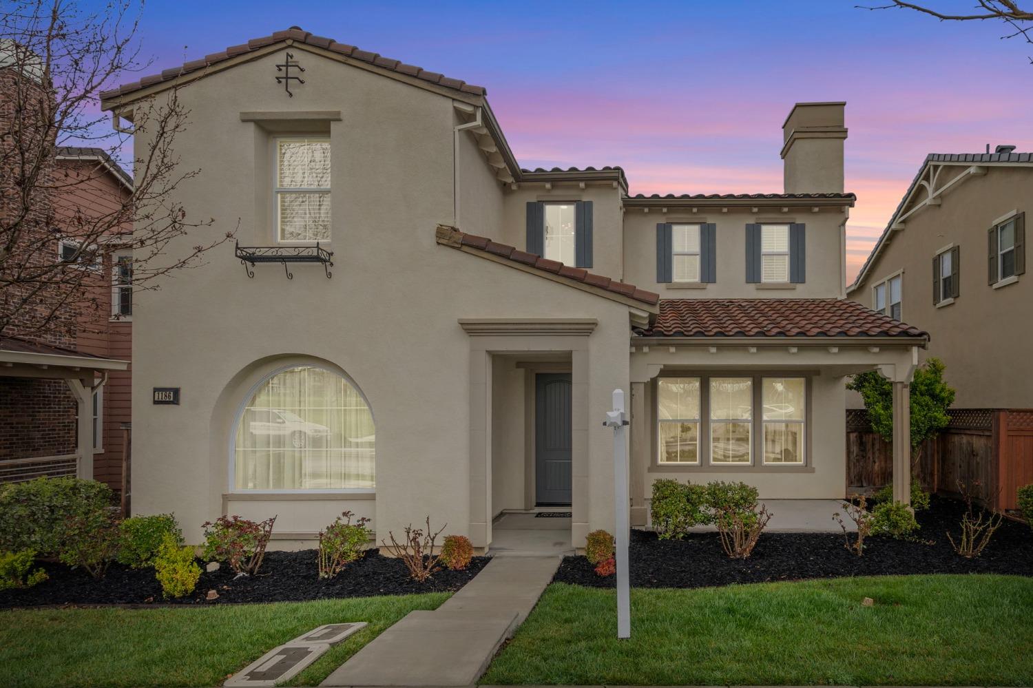 1186 S Vecindad Street