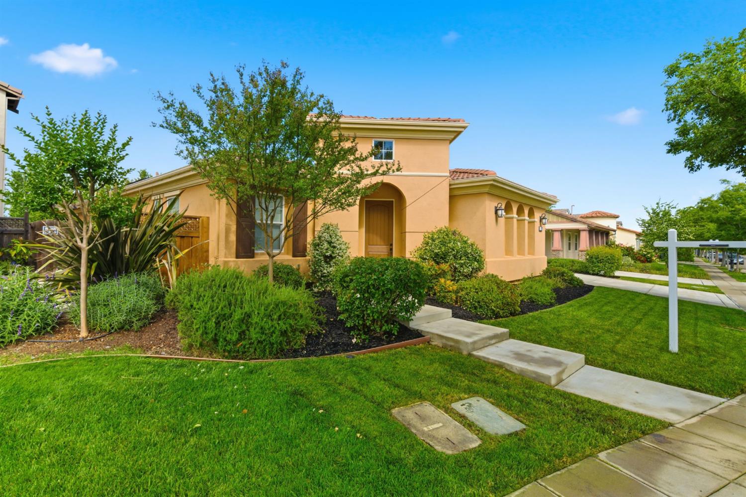 517 N Castellina Terrace