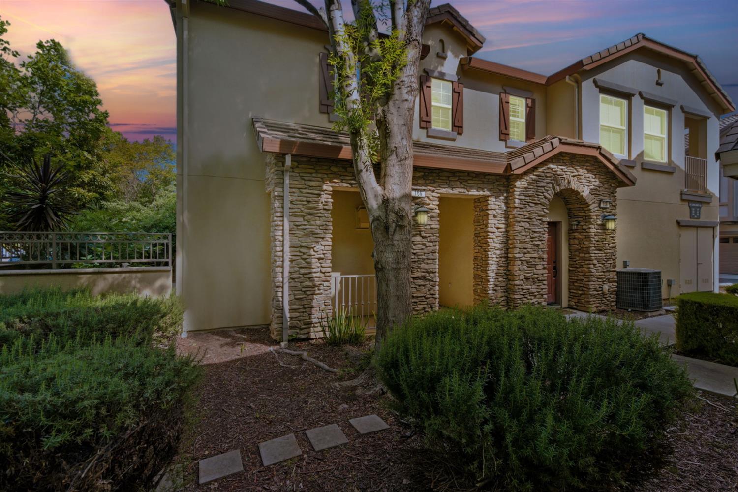 166 W Luna Loca Lane