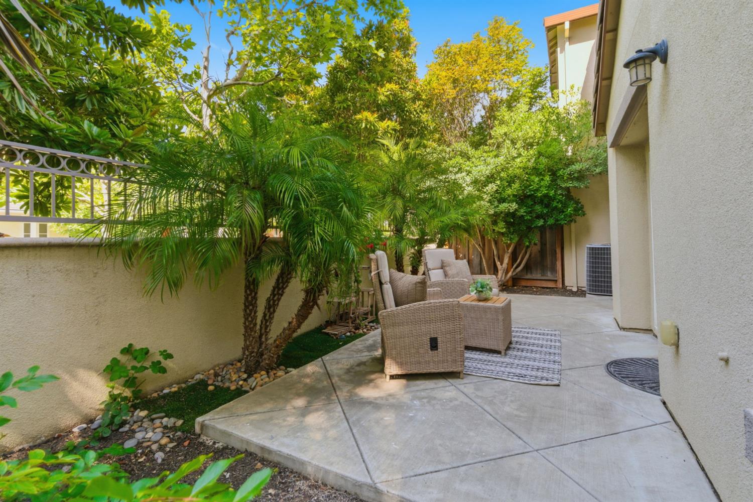 166 W Luna Loca Lane
