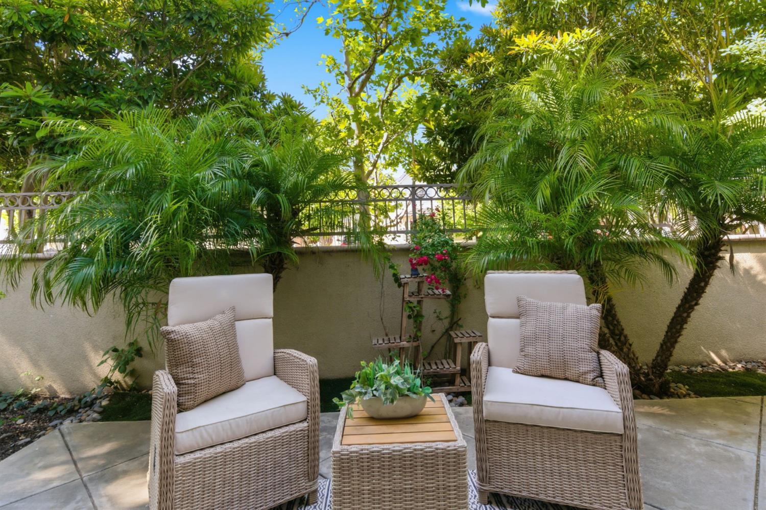 166 W Luna Loca Lane