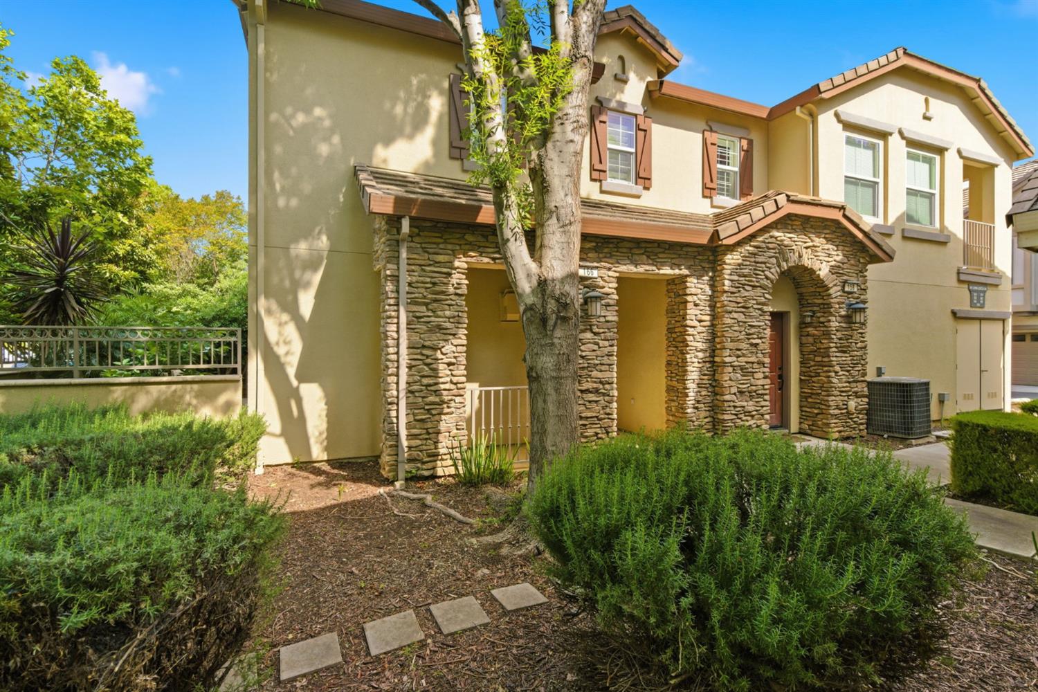 166 W Luna Loca Lane