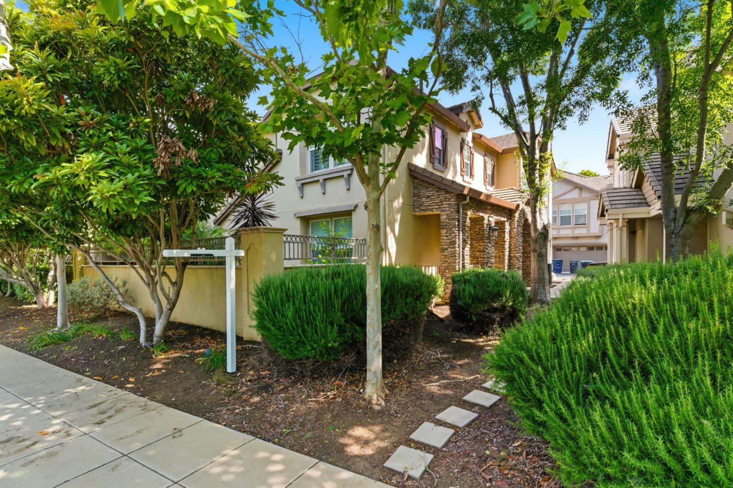 166 W Luna Loca Lane