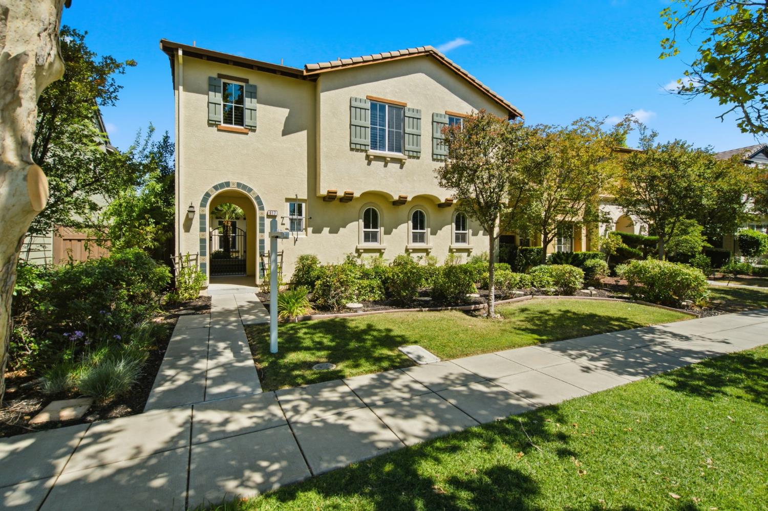 617 W Esplanade Drive