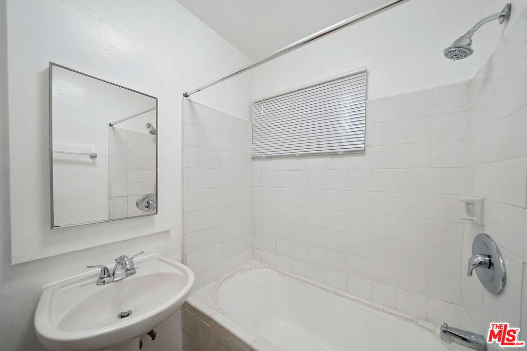 1239 N Havenhurst Dr Unit: 1239 1/2