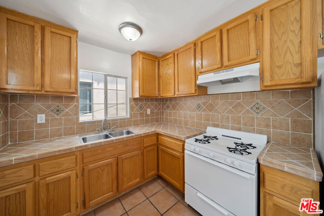 1239 N Havenhurst Dr Unit: 1239 1/2