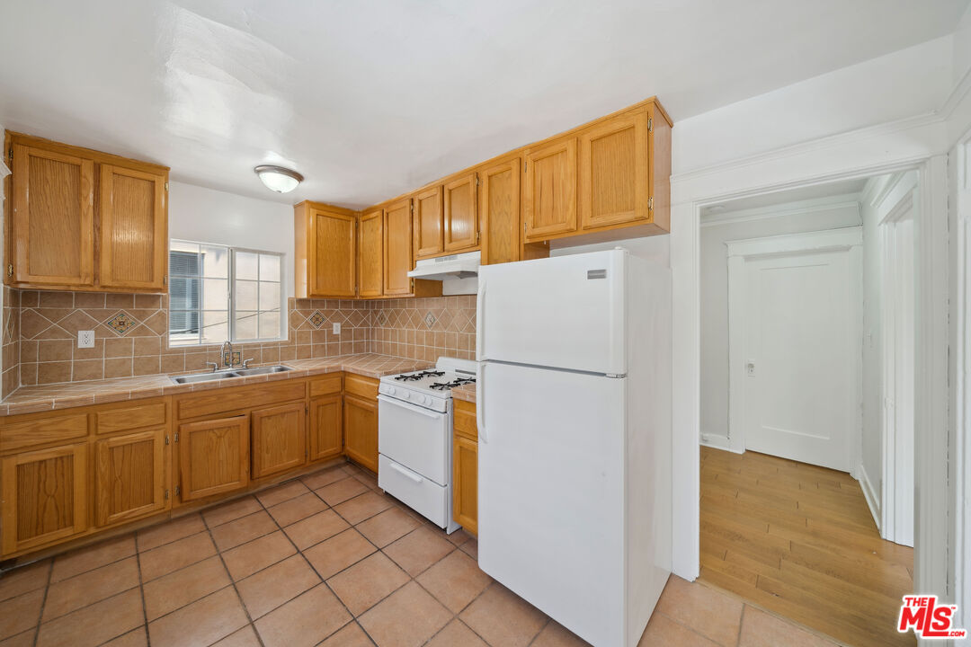 1239 N Havenhurst Dr Unit: 1239 1/2