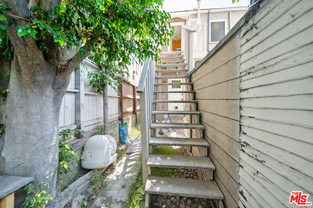 1239 N Havenhurst Dr Unit: 1239 1/2